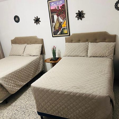 Hostal Los Volcanes Guatemala City ภายนอก รูปภาพ