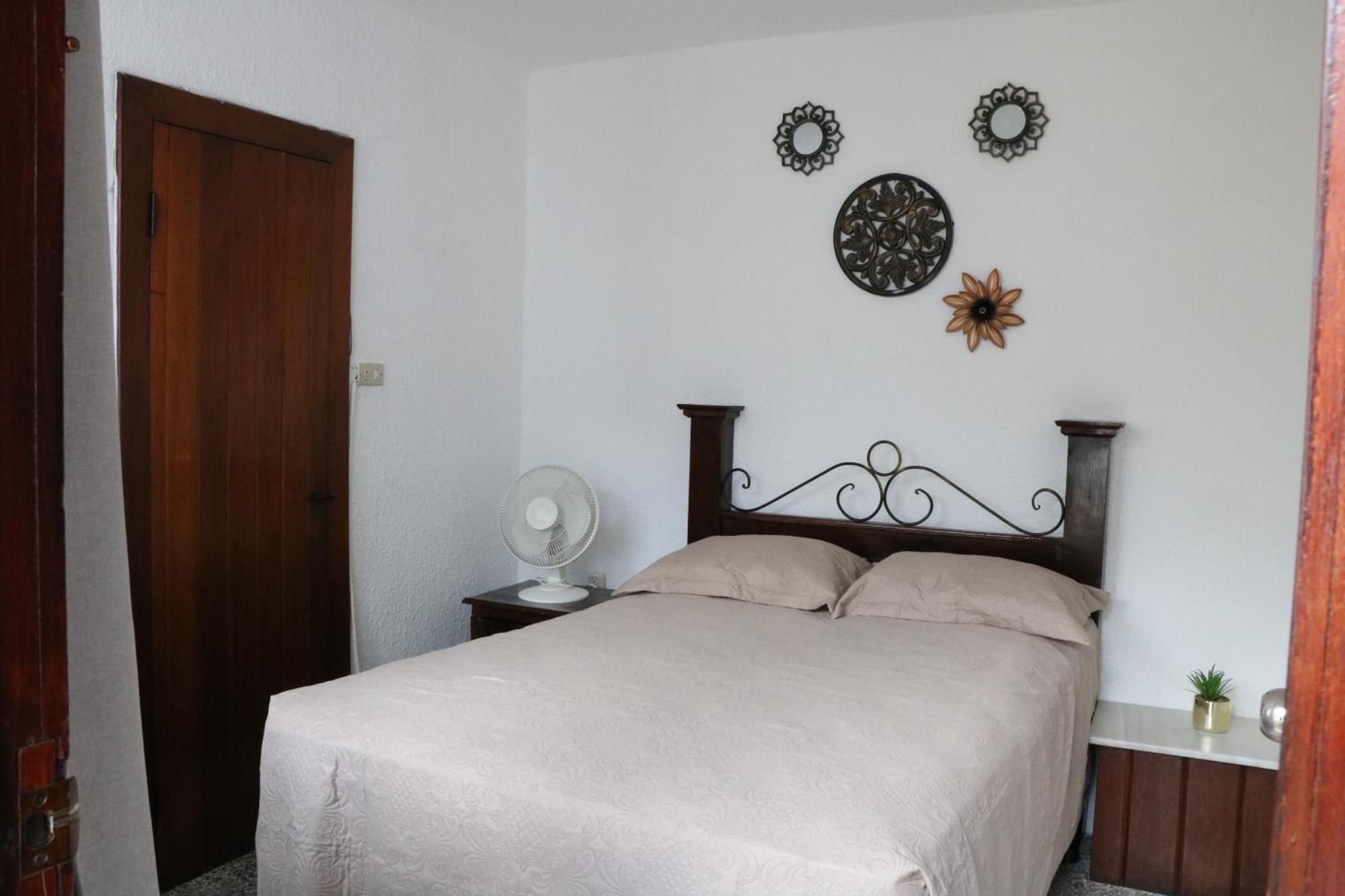 Hostal Los Volcanes Guatemala City ภายนอก รูปภาพ